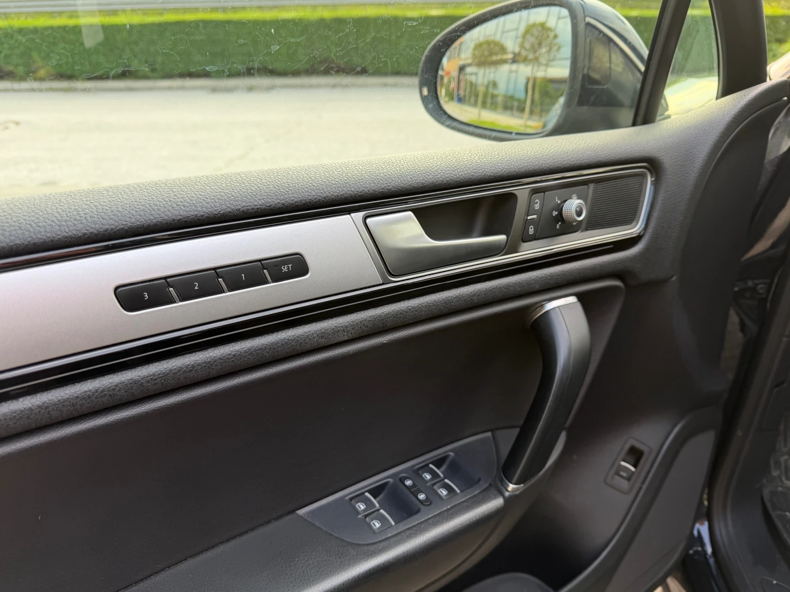 VW Touareg RLine= FaceLift= PANORAMA= DISTRONIC= KEYLES GO= K, снимка 7 - Автомобили и джипове - 54495262