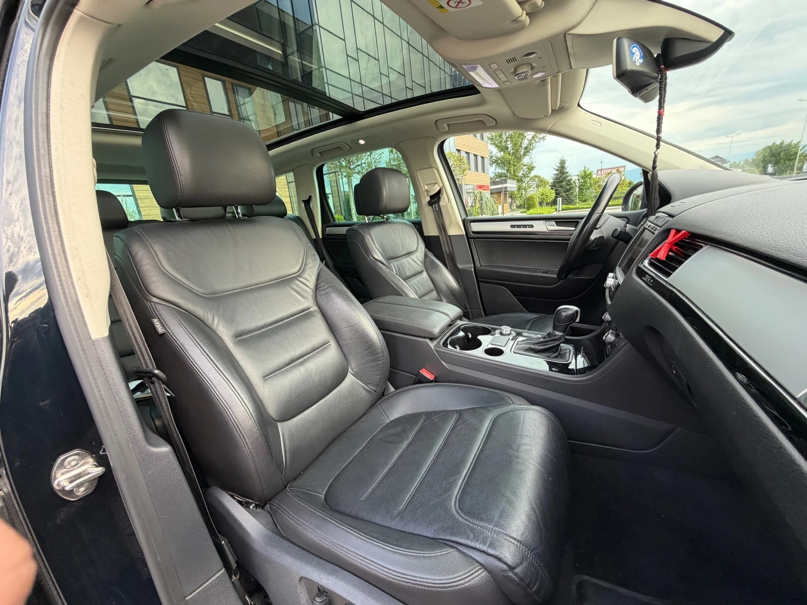 VW Touareg RLine= FaceLift= PANORAMA= DISTRONIC= KEYLES GO= K, снимка 12 - Автомобили и джипове - 54495262