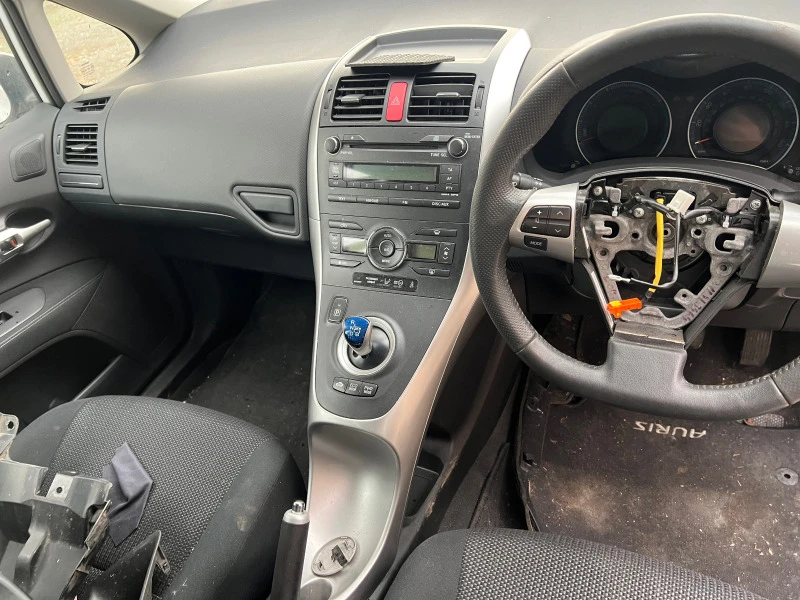 Toyota Auris 1.8 Hybrid, снимка 5 - Автомобили и джипове - 49464195