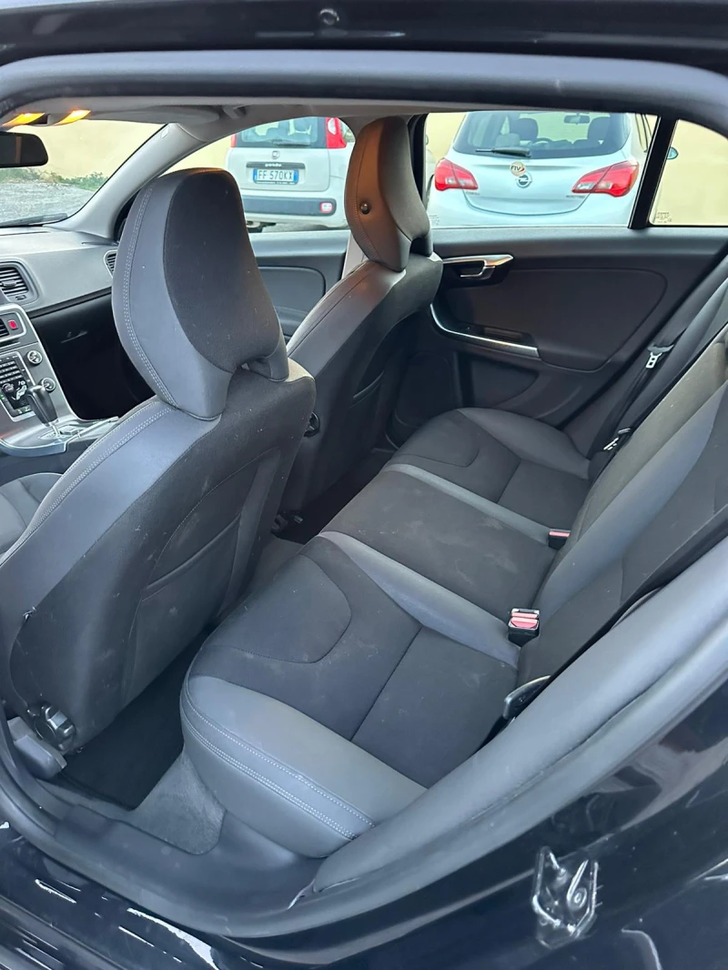 Volvo V60 D3, снимка 16 - Автомобили и джипове - 52501116