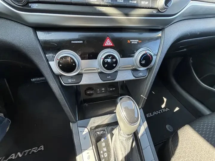 Hyundai Elantra Automatic, снимка 14 - Автомобили и джипове - 56010833