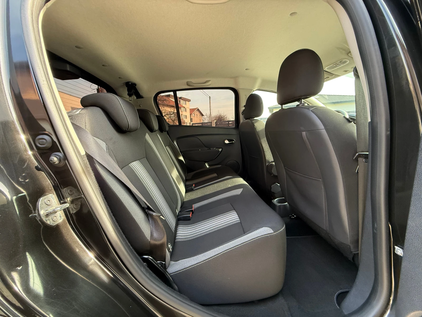 Dacia Sandero FACELIFT-STEPWAY-ШВЕЙЦАРИЯ-НАВИ-КАМЕРА, снимка 16 - Автомобили и джипове - 53984174