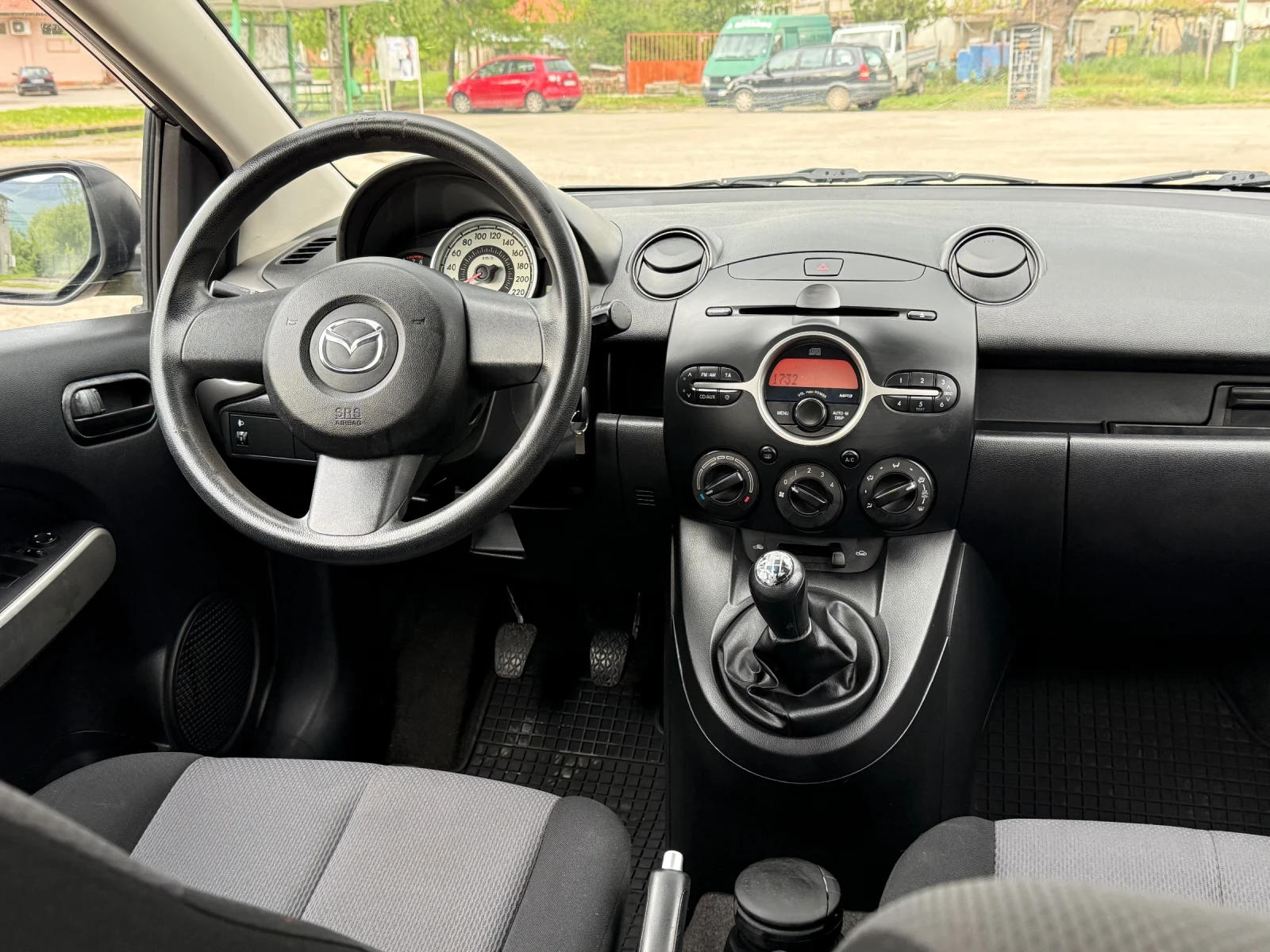 Mazda 2 1.3i* Klima* Top, снимка 11 - Автомобили и джипове - 54417723