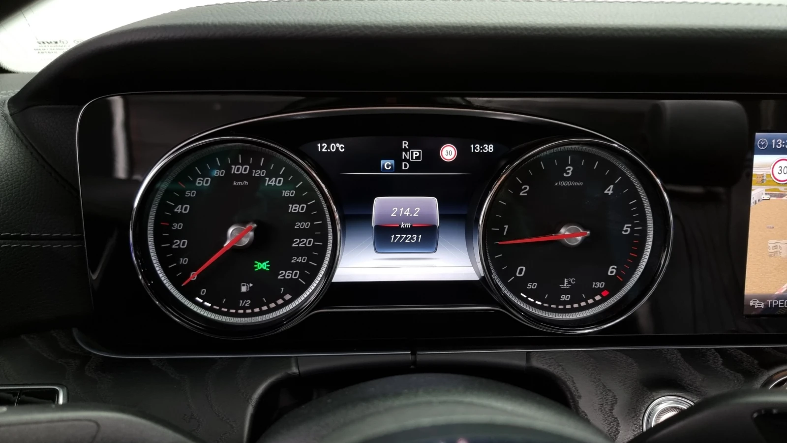 Mercedes-Benz E 220 AMG line/Head up/Подгрев/ОБДУХ/, снимка 3 - Автомобили и джипове - 55081585