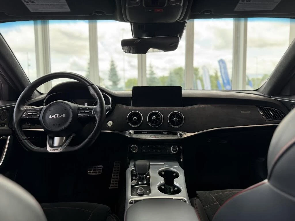 Kia Stinger * GT * KEYLESS * Автокредит * (Цена до България), снимка 8 - Автомобили и джипове - 55587030