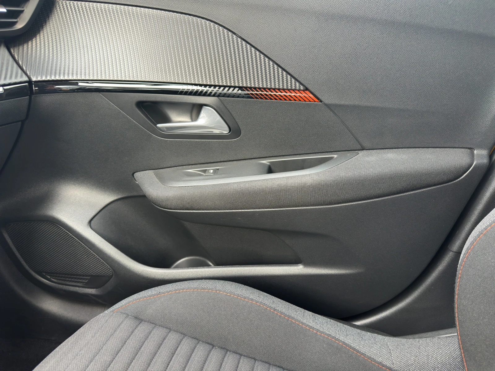 Peugeot 208, снимка 11 - Автомобили и джипове - 55665441