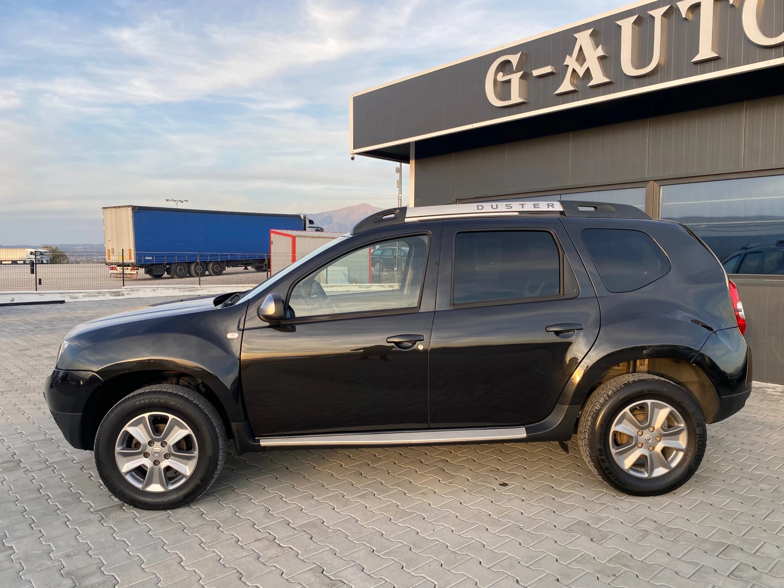 Dacia Duster 1.6i+ GAZ Перфектно състояние - изображение 8