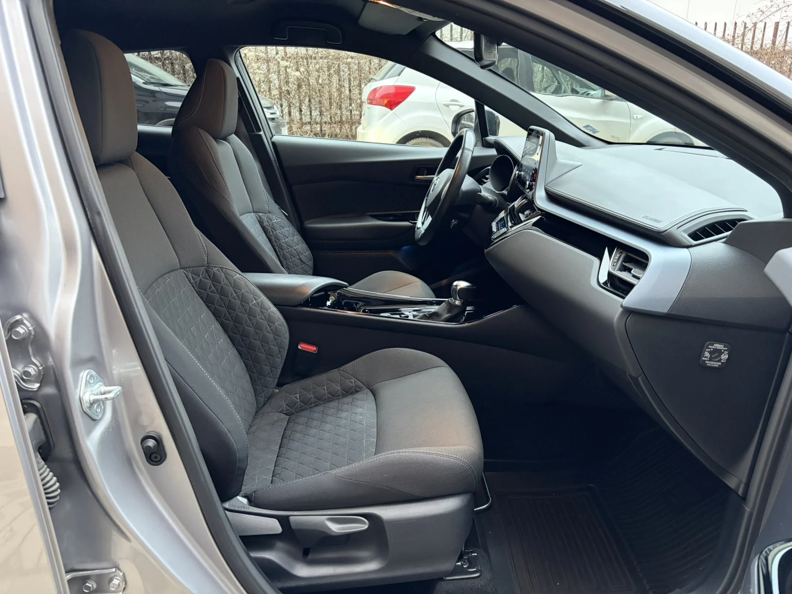 Toyota C-HR 2.0 Hybrid e-CVT Club Bi-tone Facelift- � �a������ | Mobile.bg � ����������� 15