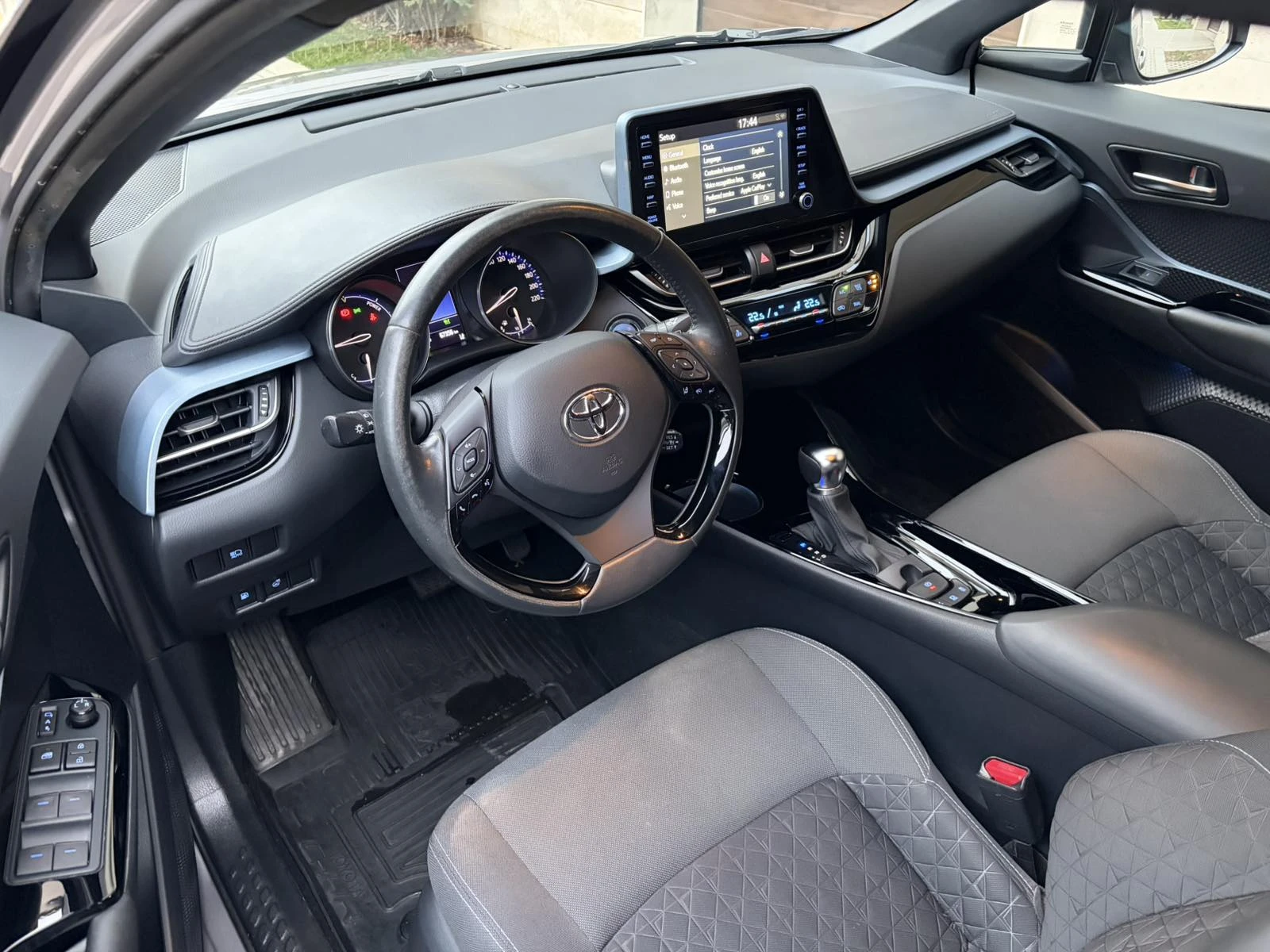 Toyota C-HR 2.0 Hybrid e-CVT Club Bi-tone Facelift- в Гaранция - изображение 7