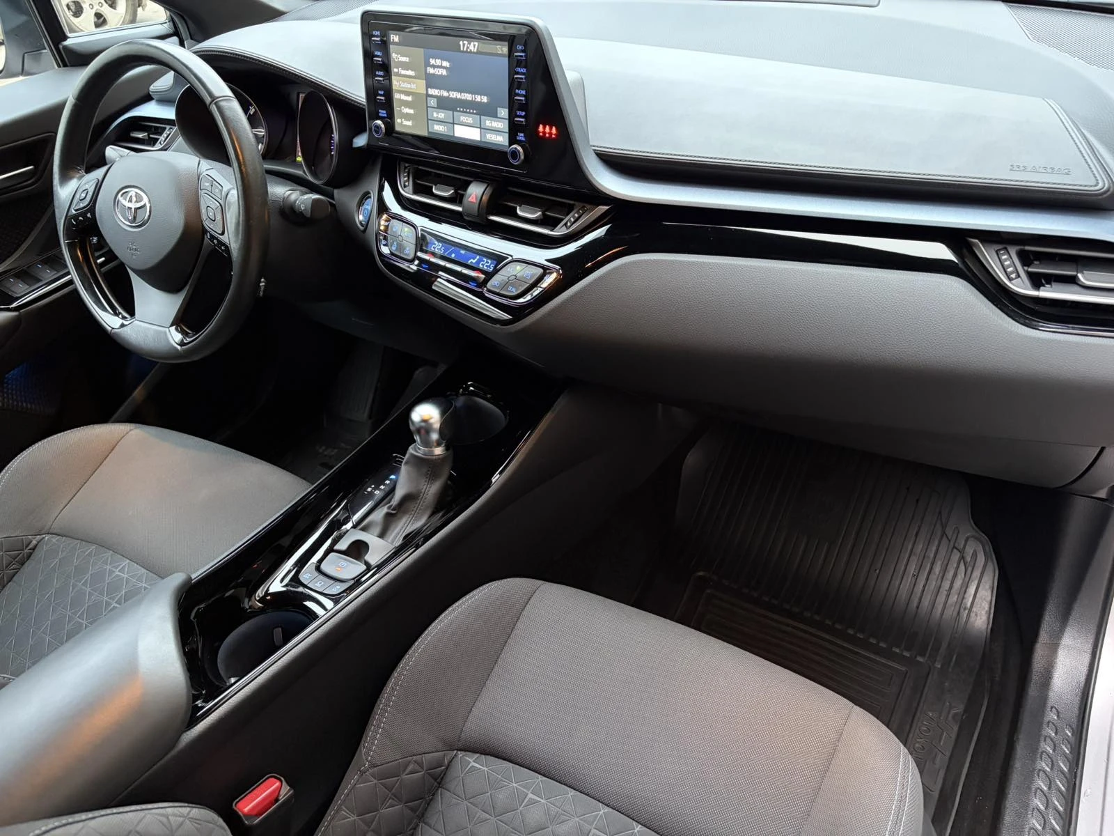 Toyota C-HR 2.0 Hybrid e-CVT Club Bi-tone Facelift- � �a������ | Mobile.bg � ����������� 16