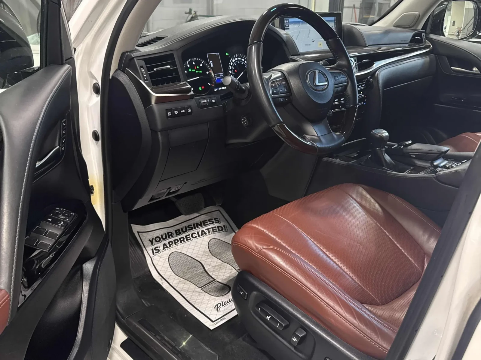 Lexus LX 570 5.7L V8* Богато оборудвана* Обслужена!!, снимка 8 - Автомобили и джипове - 55032588
