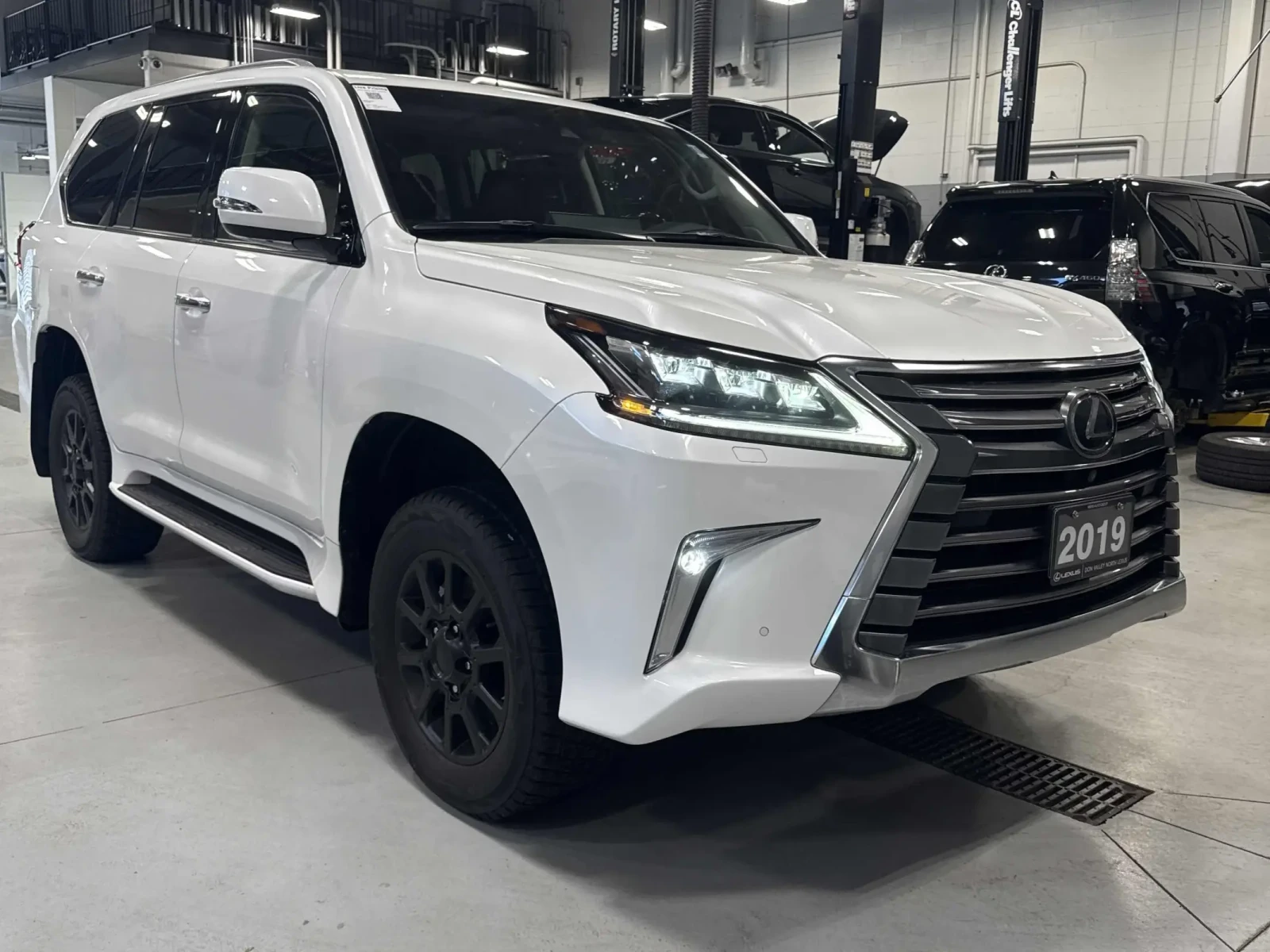 Lexus LX 570 5.7L V8* Богато оборудвана* Обслужена!!, снимка 2 - Автомобили и джипове - 55032588