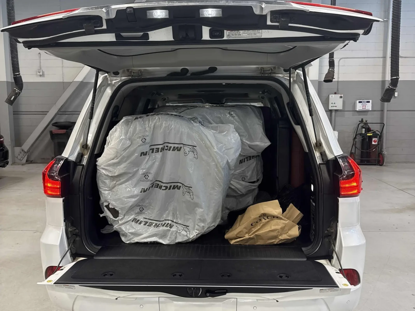 Lexus LX 570 5.7L V8* Богато оборудвана* Обслужена!!, снимка 17 - Автомобили и джипове - 55032588