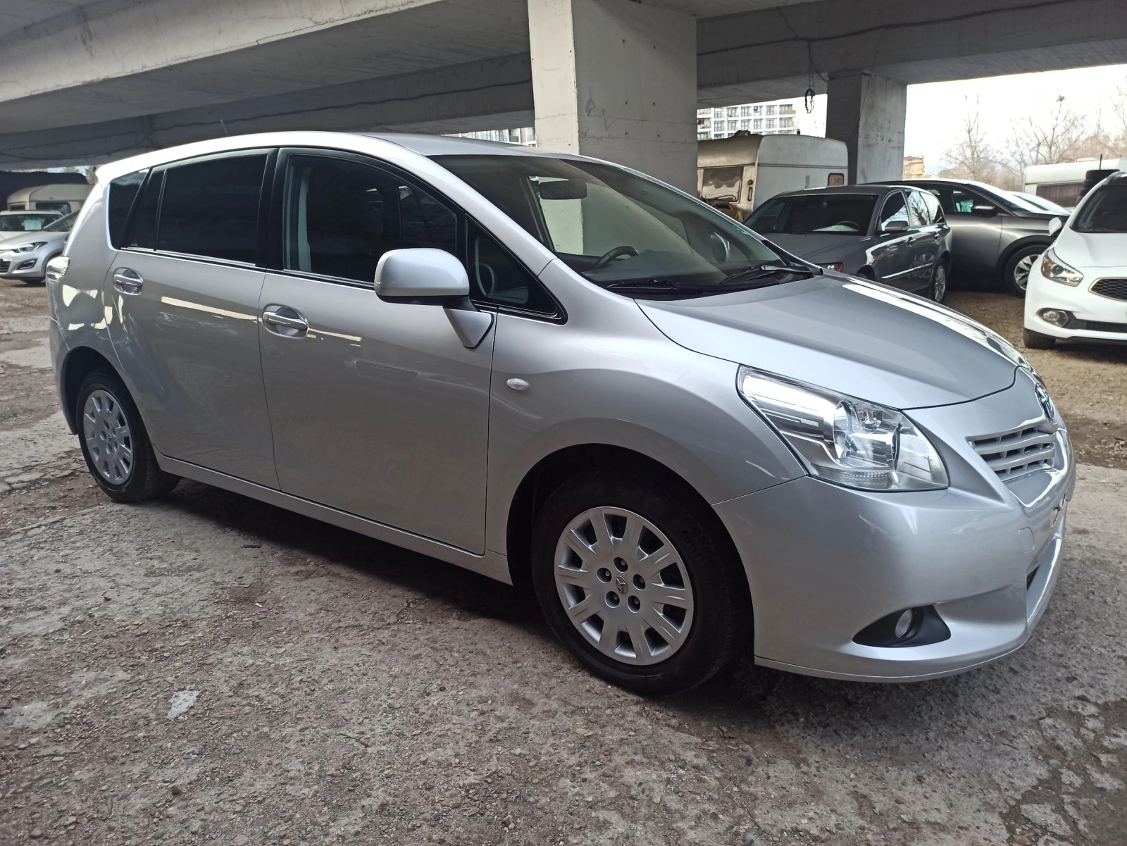 Toyota Verso 1.8i, 7места  - изображение 3