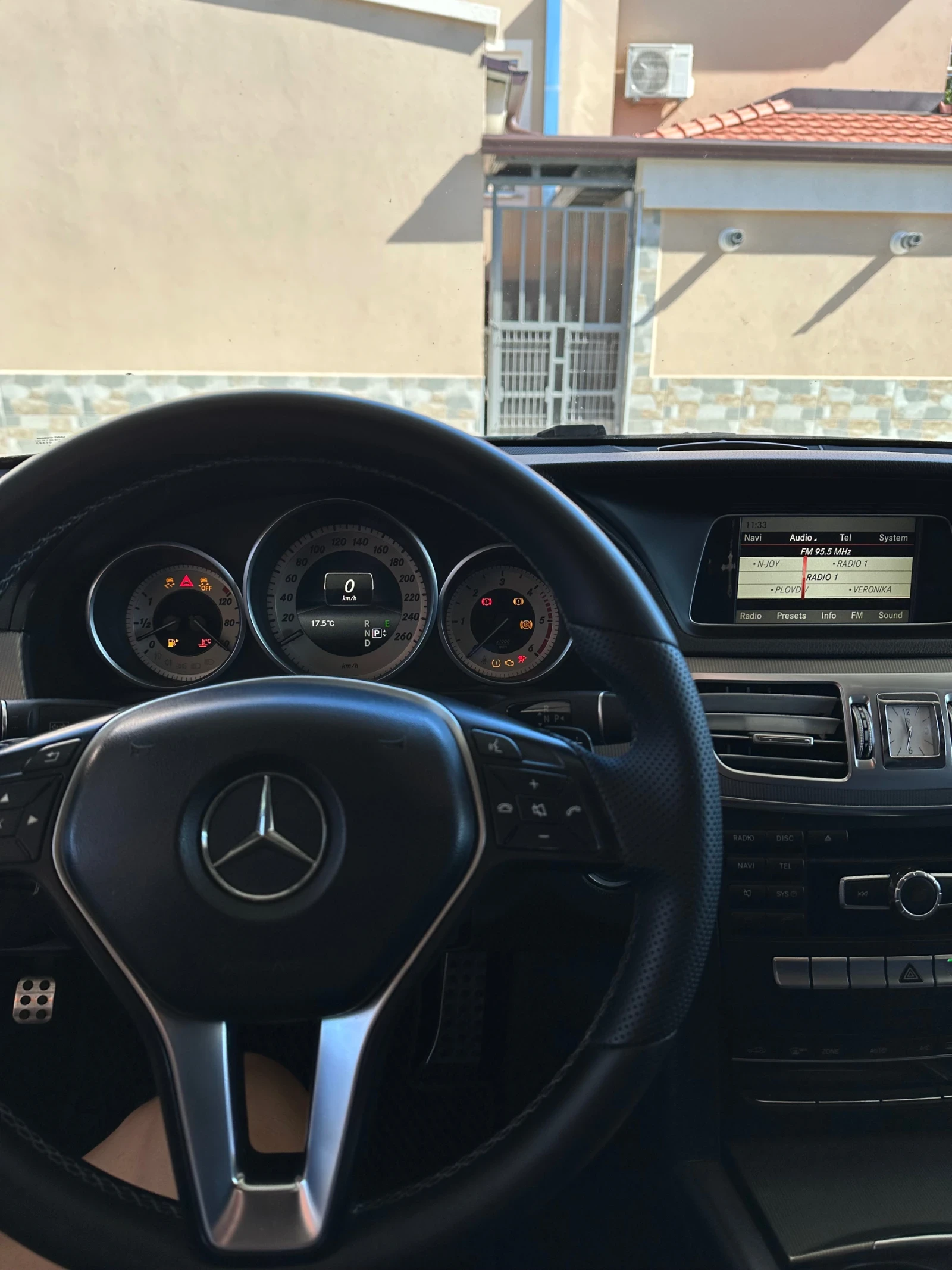 Mercedes-Benz E 200, снимка 9 - Автомобили и джипове - 56337748