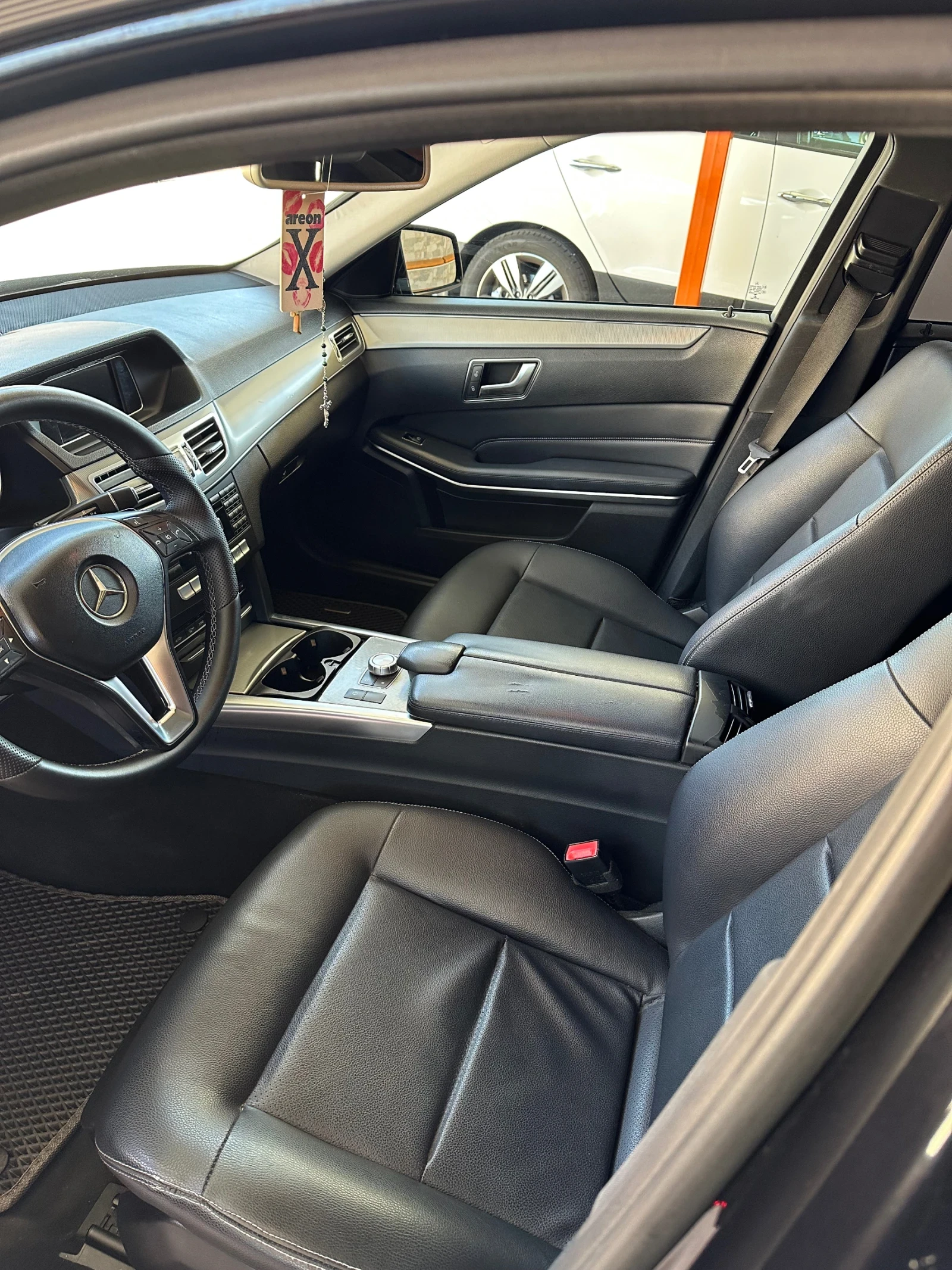 Mercedes-Benz E 200, снимка 11 - Автомобили и джипове - 56337748