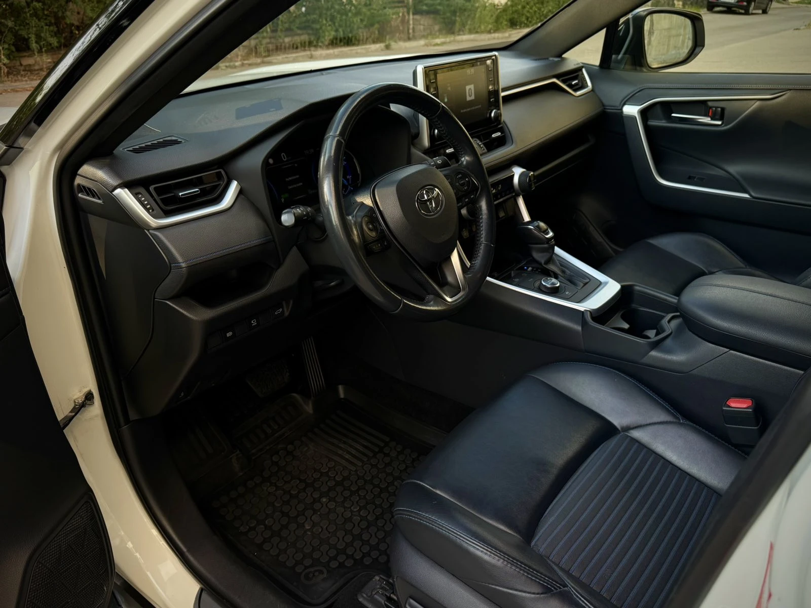 Toyota Rav4 Hybrid / Bi-color / LED, снимка 10 - Автомобили и джипове - 55437342