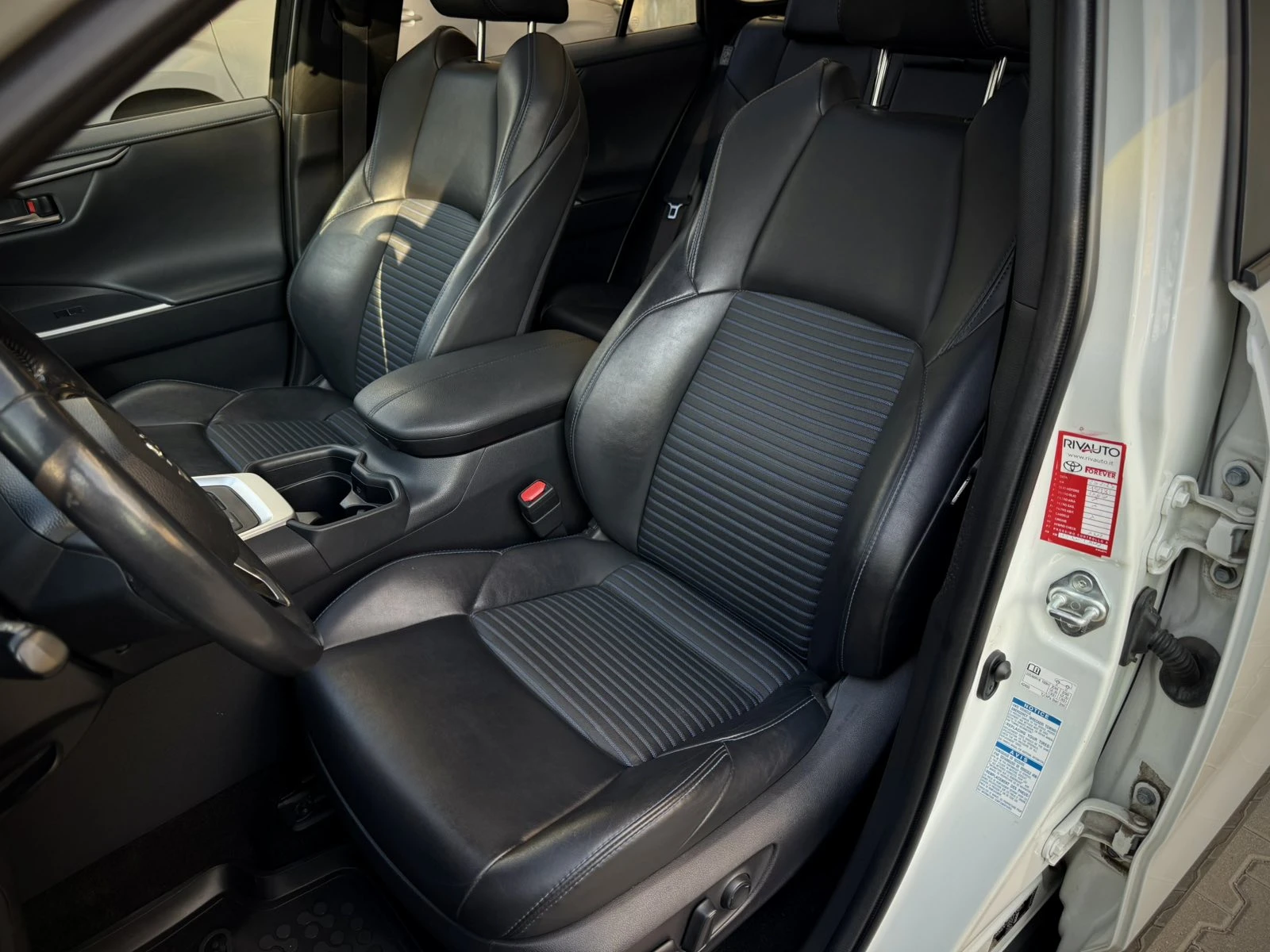 Toyota Rav4 Hybrid / Bi-color / LED, снимка 11 - Автомобили и джипове - 55437342