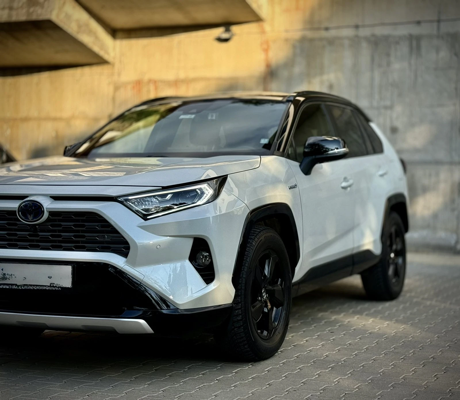 Toyota Rav4 Hybrid / Bi-color / LED, снимка 3 - Автомобили и джипове - 55437342
