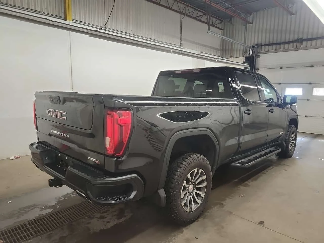 Gmc Sierra * AT4 CREW CAB SHORT BED * CARFAX * БЕЗ ПЪРВОНАЧАЛ, снимка 3 - Автомобили и джипове - 56293118