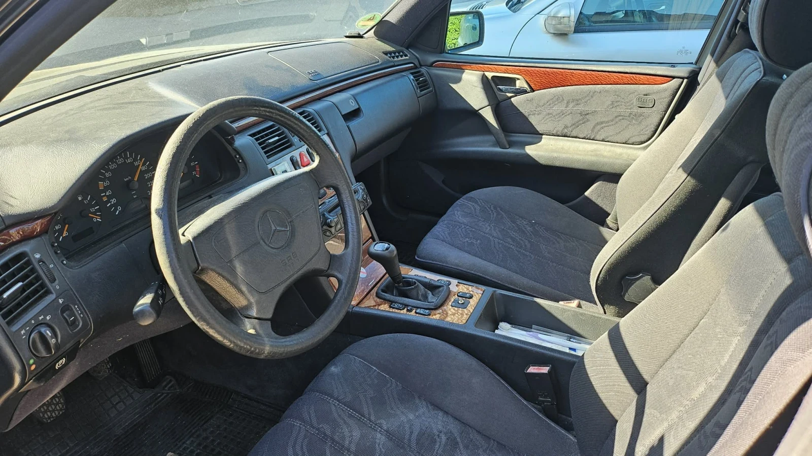 Mercedes-Benz E 200, снимка 8 - Автомобили и джипове - 54338000