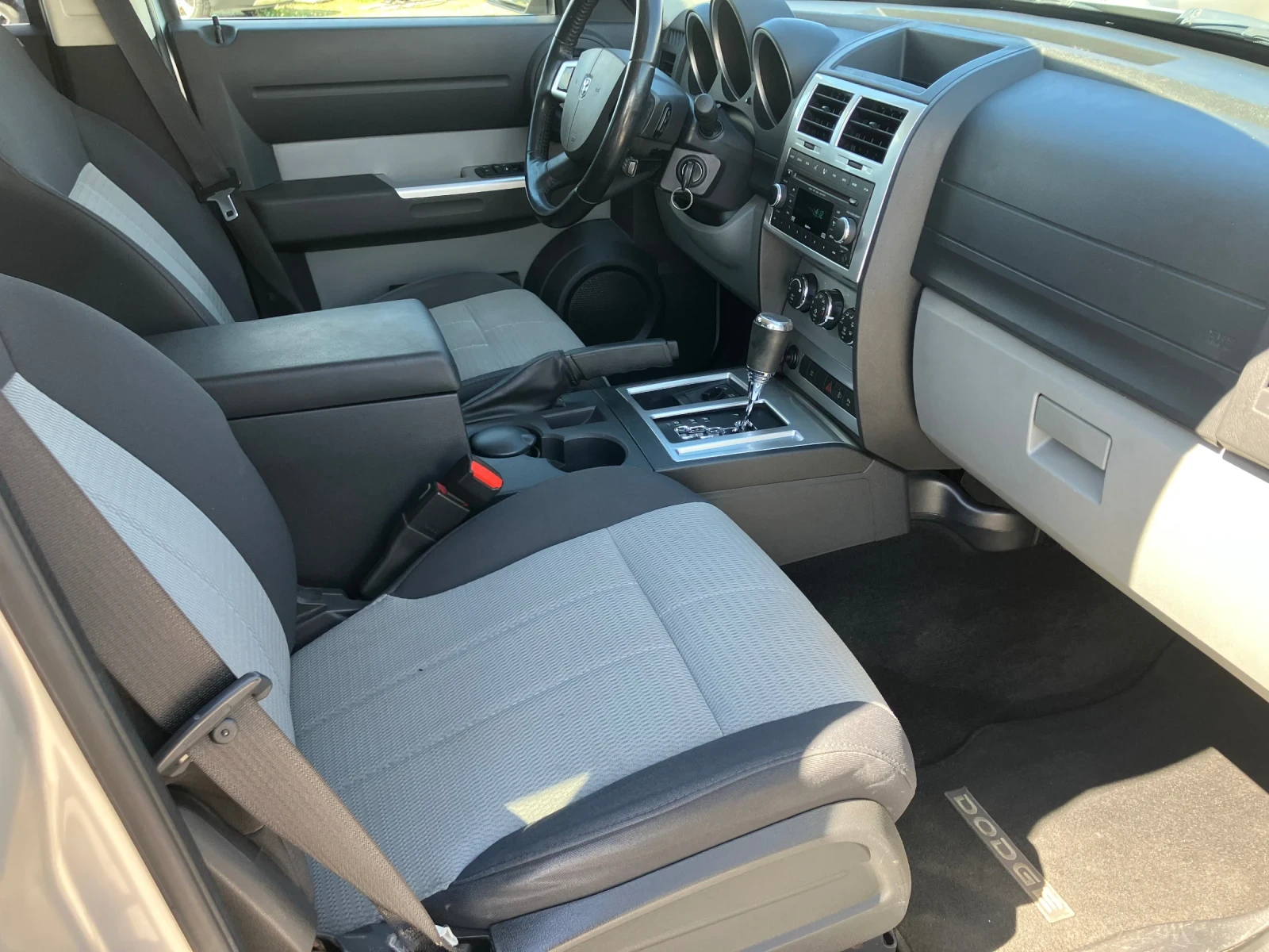 Dodge Nitro 2.8crdi Avtomat , снимка 12 - Автомобили и джипове - 54379237
