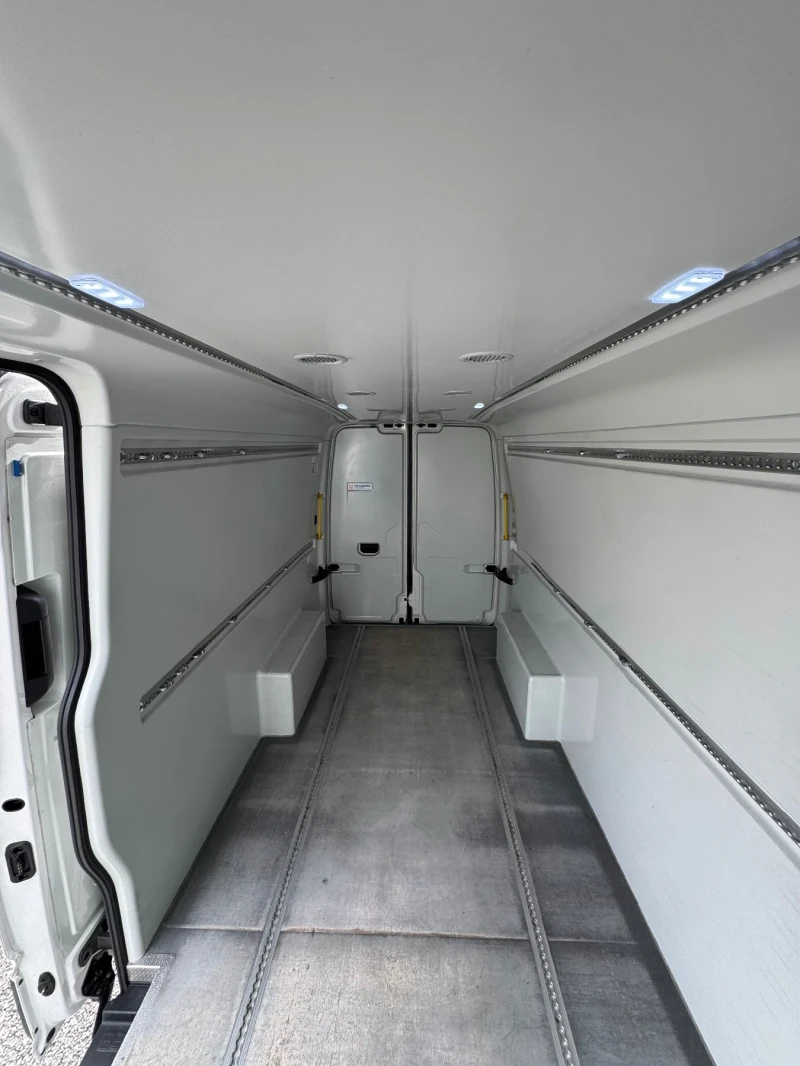 VW Crafter MAXI база, ТЕРМОИЗОЛИРАН ПЪЛНА СЕРВИЗНА ИСТОРИЯ! , снимка 10 - Бусове и автобуси - 53542005