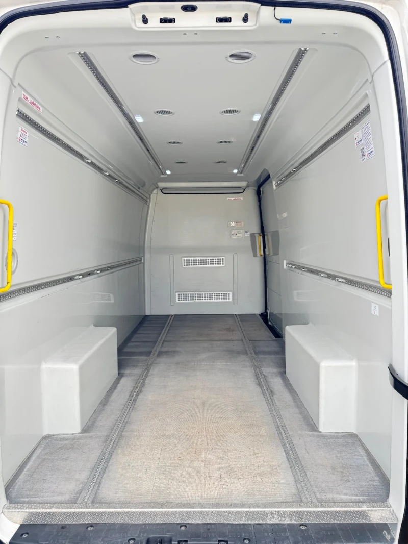 VW Crafter MAXI база, ТЕРМОИЗОЛИРАН ПЪЛНА СЕРВИЗНА ИСТОРИЯ! , снимка 9 - Бусове и автобуси - 53542005