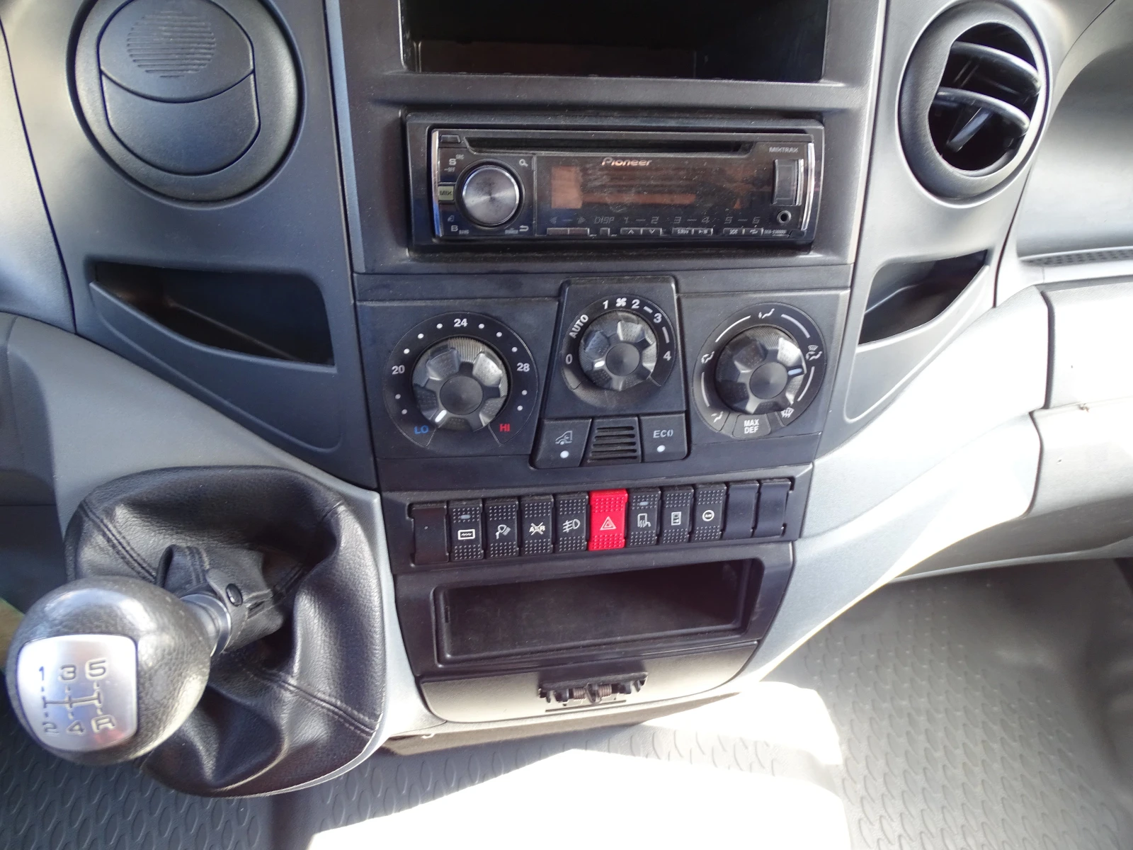 Iveco 35s14  КАТ. * Б* 7-места * КЛИМАТИК* , снимка 14 - Бусове и автобуси - 56199205