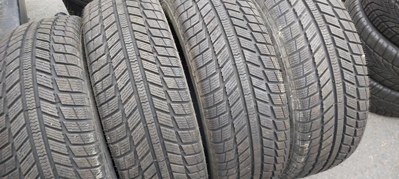 Гуми Зимни 235/60R18, снимка 1 - Гуми и джанти - 31641211