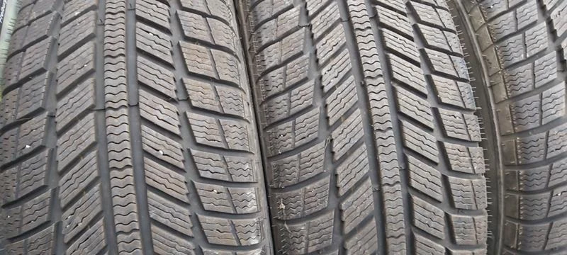 Гуми Зимни 235/60R18, снимка 2 - Гуми и джанти - 31641211