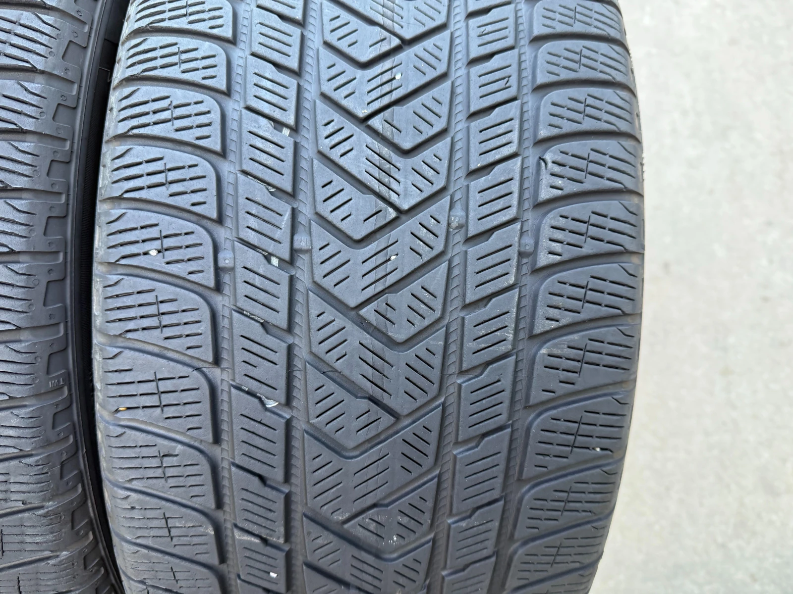 Гуми Зимни 265/40R21, снимка 3 - Гуми и джанти - 55833142