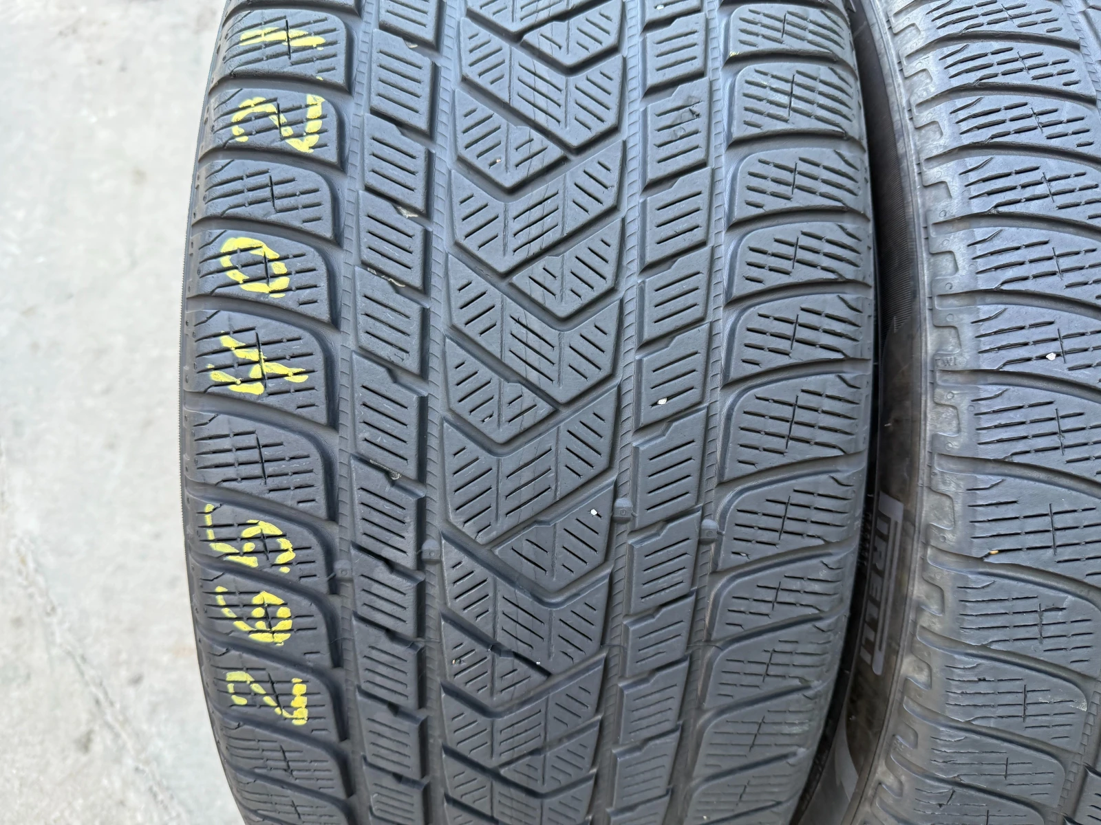 Гуми Зимни 265/40R21, снимка 2 - Гуми и джанти - 55833142