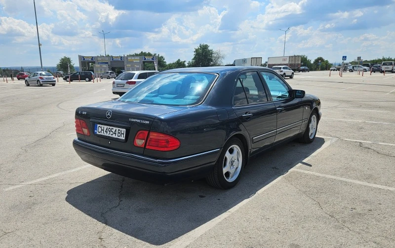 Mercedes-Benz E 200 Kompressor, снимка 3 - Автомобили и джипове - 46761622