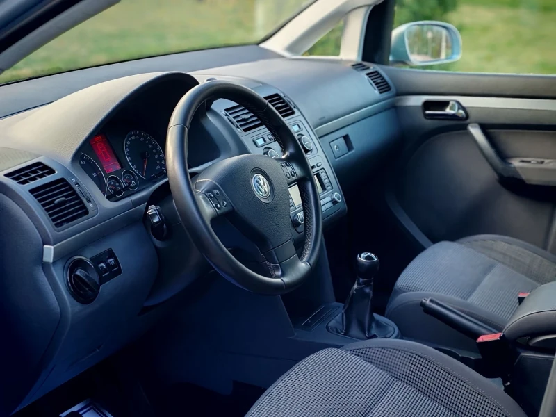 VW Touran 2.0TDI(140)* HIGHLINE* XENON* НОВ ВНОС* , снимка 13 - Автомобили и джипове - 52760169