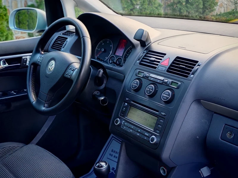 VW Touran 2.0TDI(140)* HIGHLINE* XENON* НОВ ВНОС* , снимка 11 - Автомобили и джипове - 52760169
