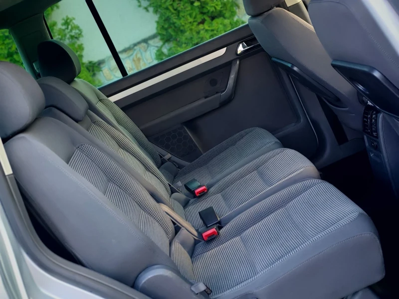 VW Touran 2.0TDI(140)* HIGHLINE* XENON* НОВ ВНОС* , снимка 16 - Автомобили и джипове - 52760169