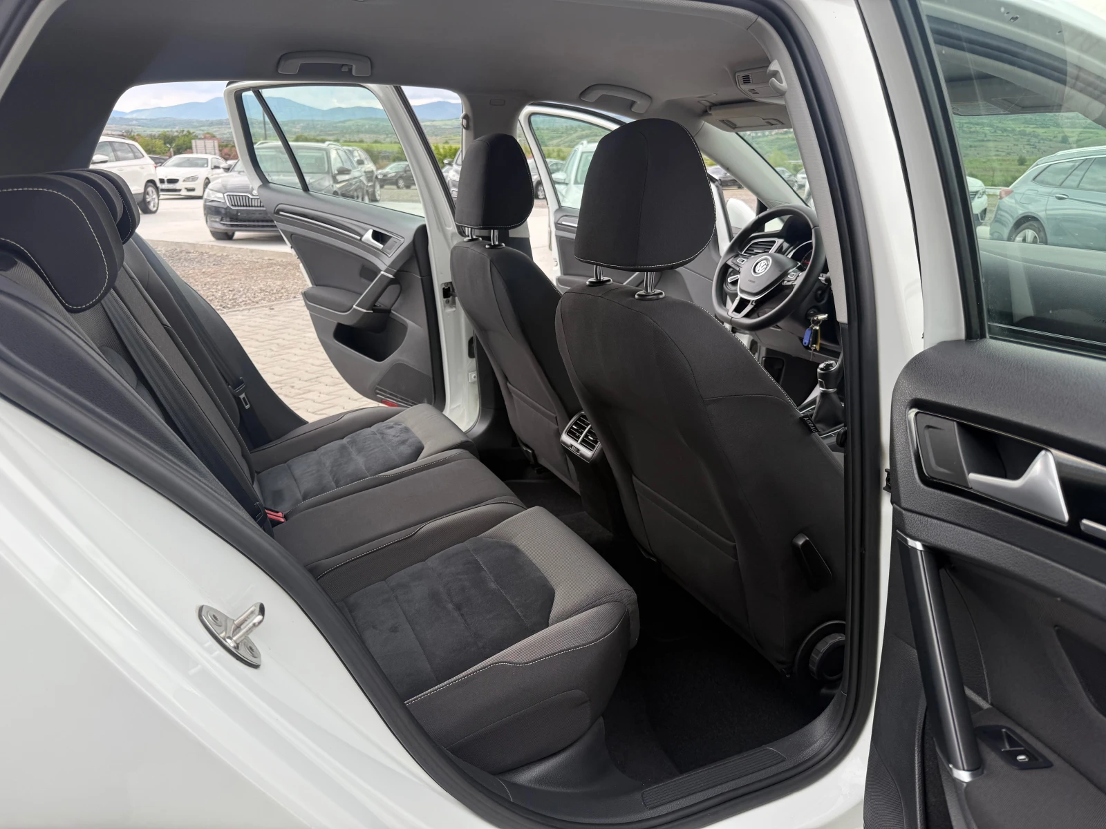 VW Golf 1.6 TDI Highline  Собствен лизинг !!!, снимка 11 - Автомобили и джипове - 54401729