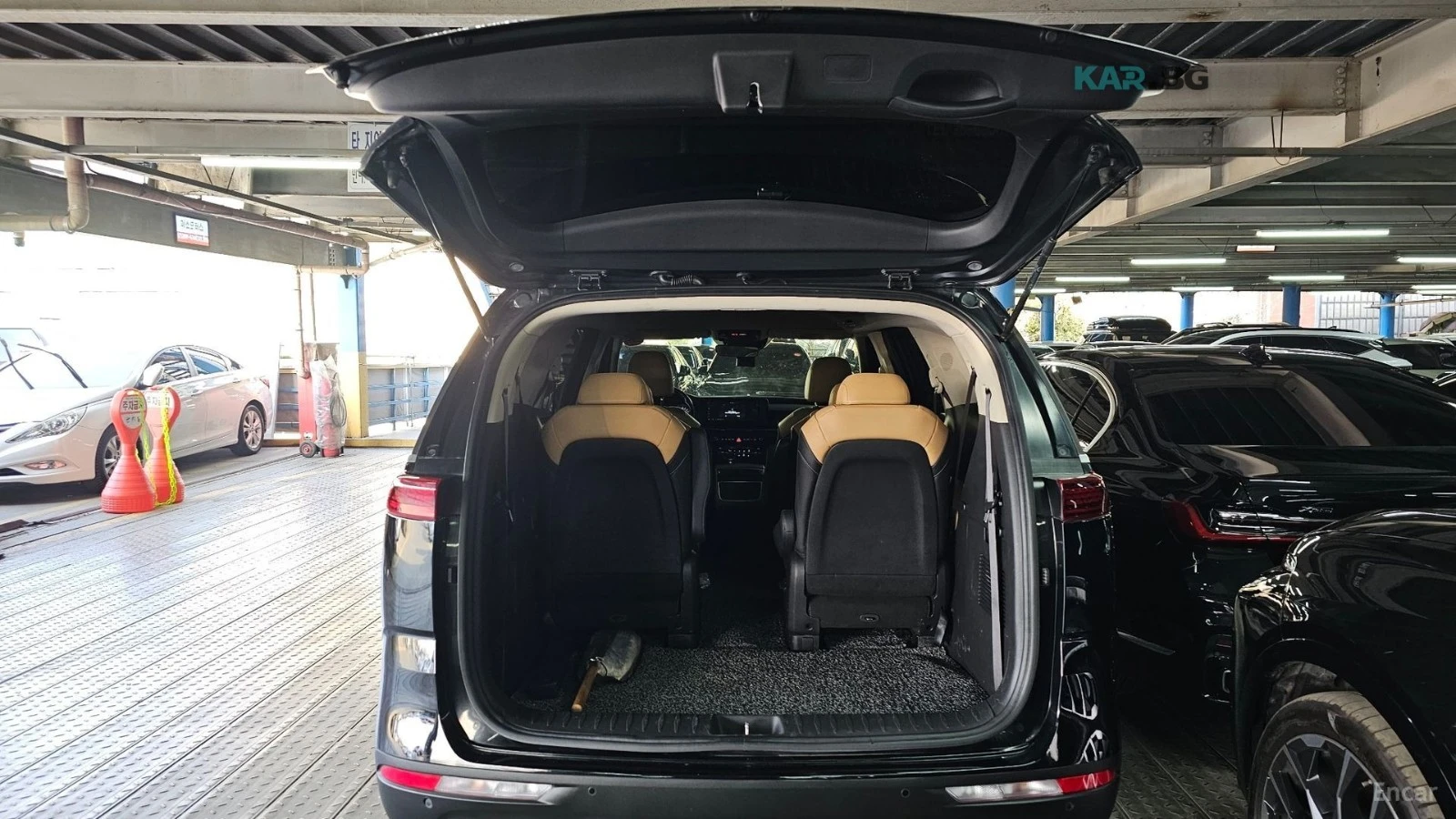 Kia Carnival PRESTIGE* 9-SEATER* DRIVE-ASSISTS* REAR-CAMERA* , снимка 16 - Автомобили и джипове - 54883684