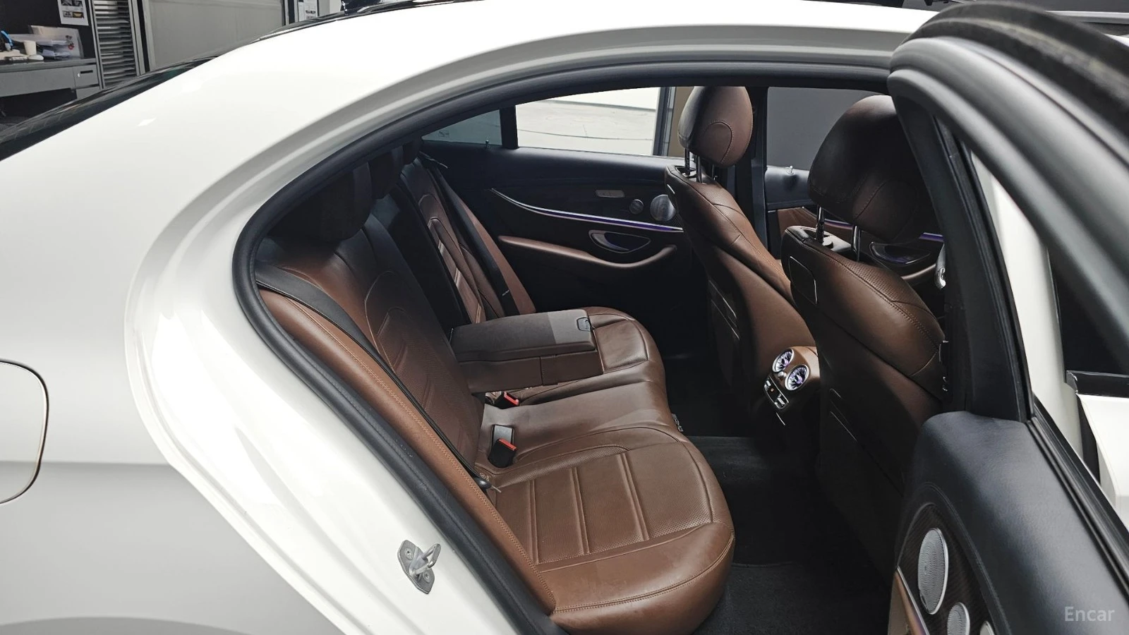 Mercedes-Benz E 63 AMG, снимка 11 - Автомобили и джипове - 56130219