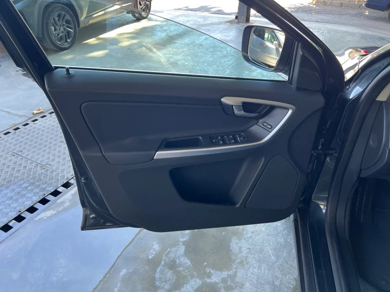 Volvo XC60 2.4D, снимка 10 - Автомобили и джипове - 51880641