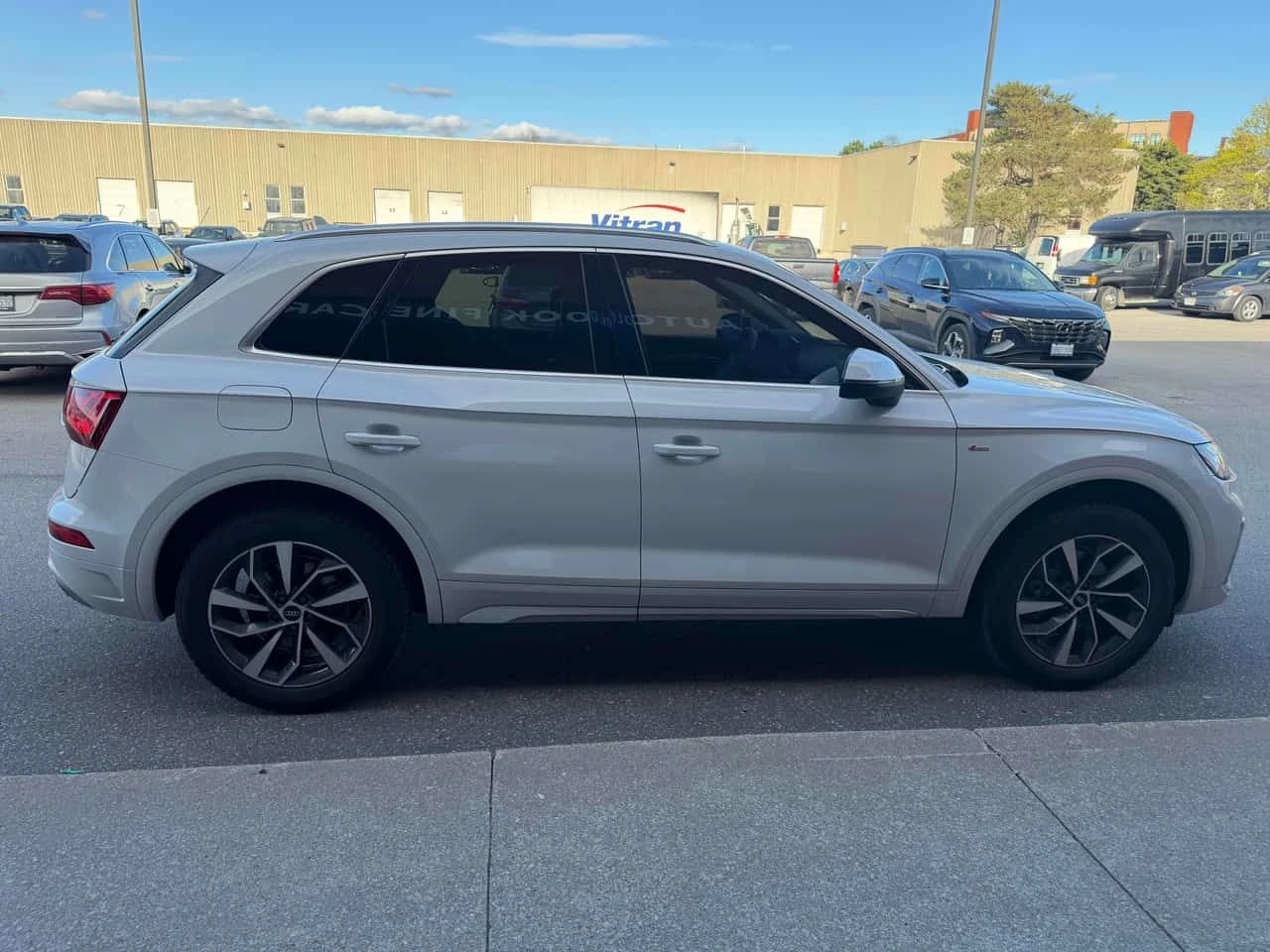 Audi Q5 | DISTRONIC | ПАНОРАМА | + Гуми | CARFAX , снимка 3 - Автомобили и джипове - 54373519