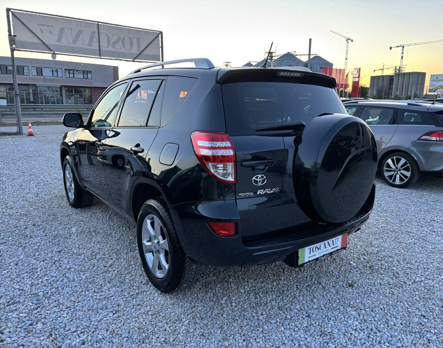 Toyota Rav4 2.0i* 158к.с.* Сервизна История * Подгрев* Лизинг*, снимка 3 - Автомобили и джипове - 54553771