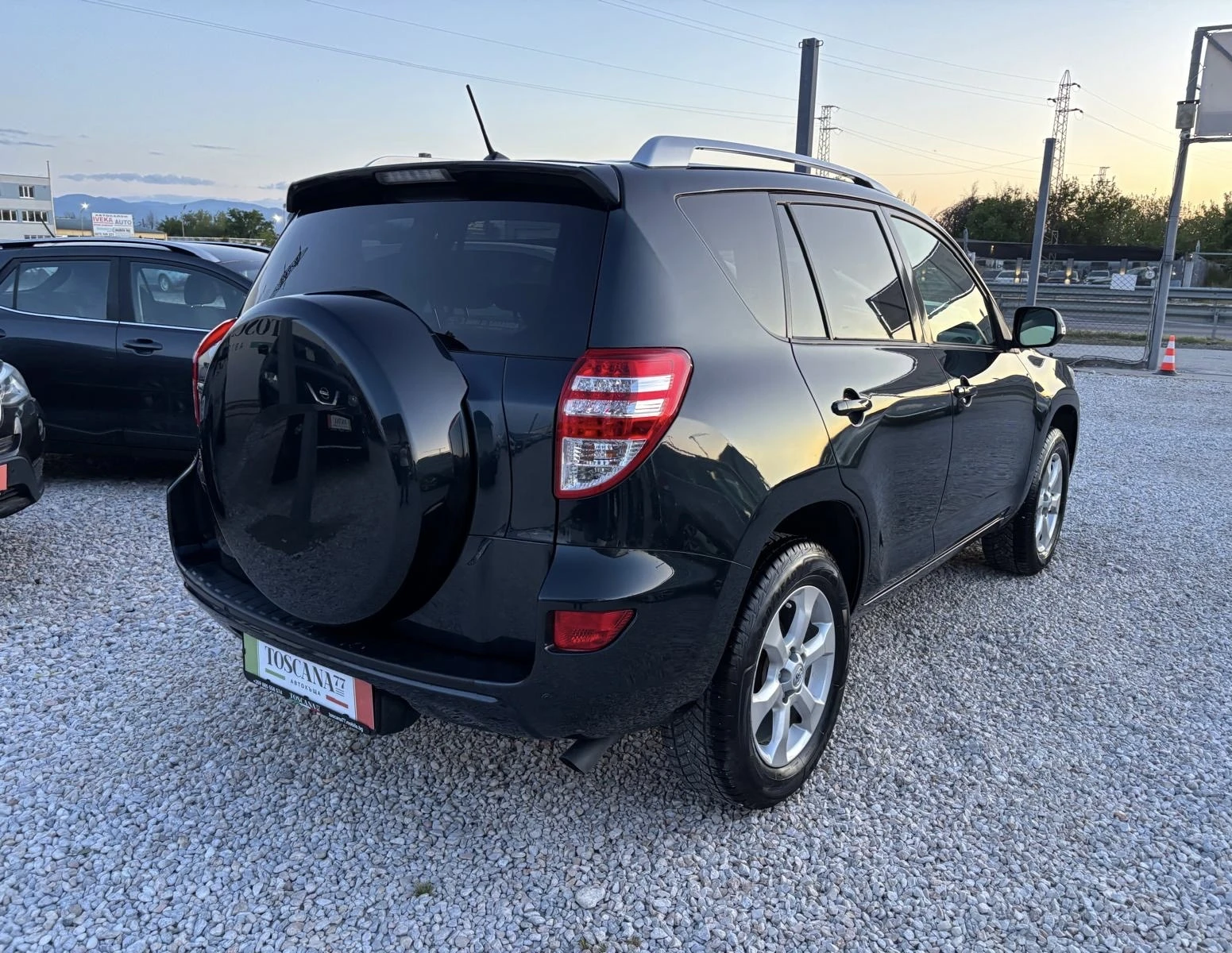 Toyota Rav4 2.0i* 158к.с.* Сервизна История * Подгрев* Лизинг*, снимка 4 - Автомобили и джипове - 54553771
