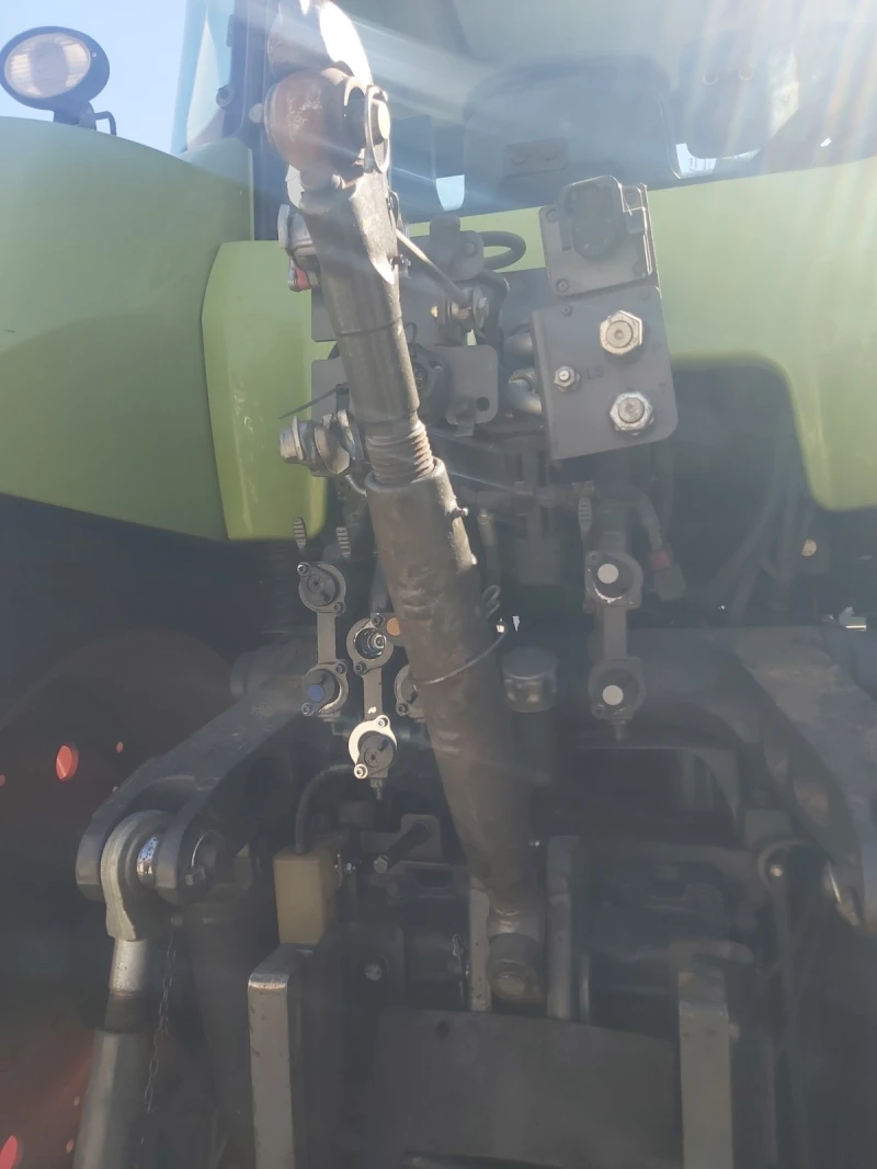 Трактор Claas AXION 840 CMATIC, снимка 8 - Селскостопанска техника - 52451080