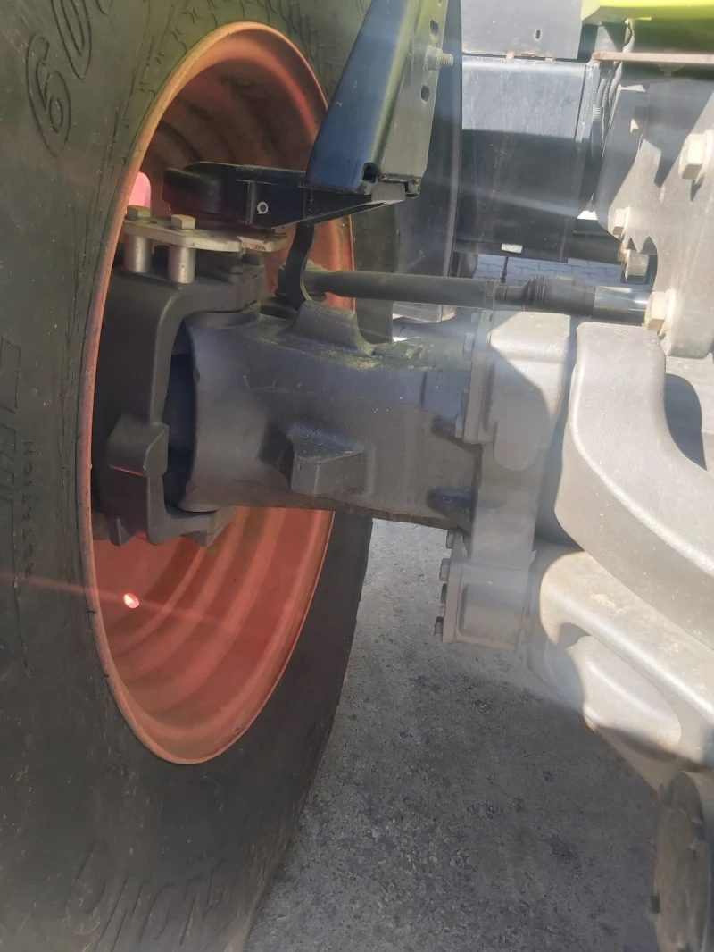 Трактор Claas AXION 840 CMATIC, снимка 13 - Селскостопанска техника - 52451080