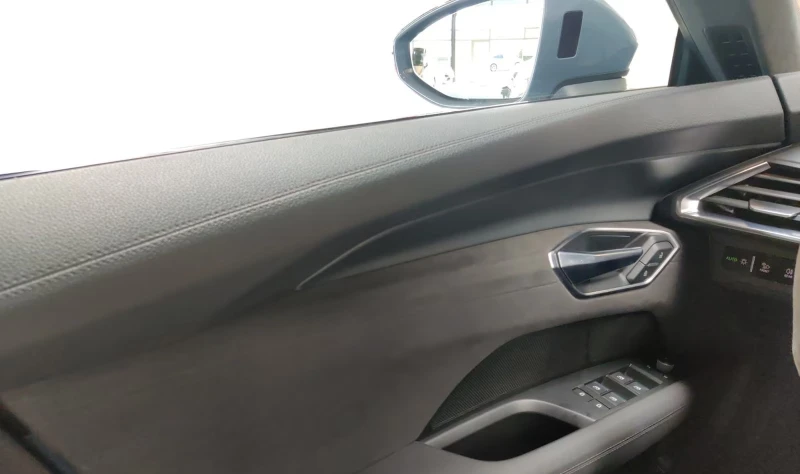 Audi E-Tron GT QUATTRO/476HP/ACC/MATRIX-LED/PANO/360/760v, снимка 13 - Автомобили и джипове - 52165947