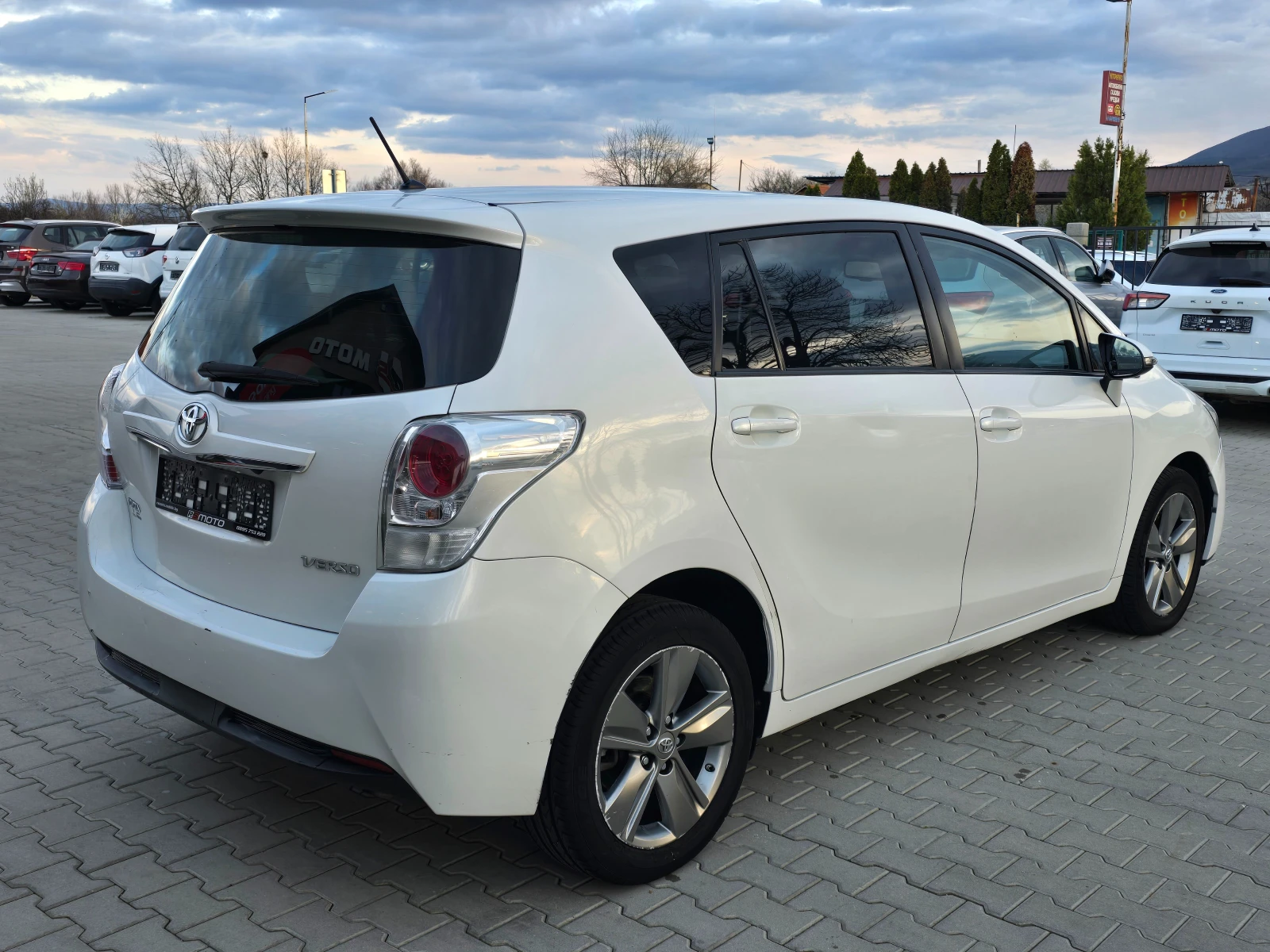 Toyota Verso 1.6D4d, Камера, Нави, Подгрев, 7 места!, снимка 2 - Автомобили и джипове - 53970270