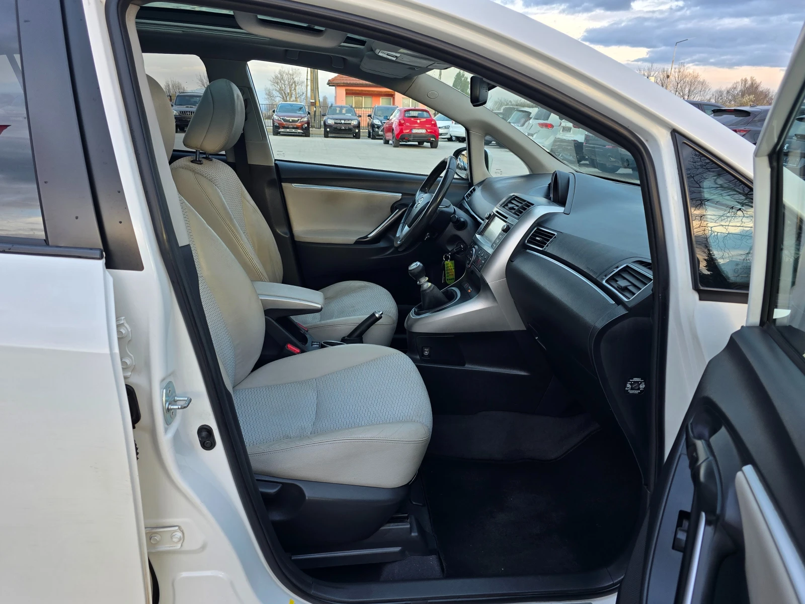 Toyota Verso 1.6D4d, Камера, Нави, Подгрев, 7 места!, снимка 11 - Автомобили и джипове - 53970270