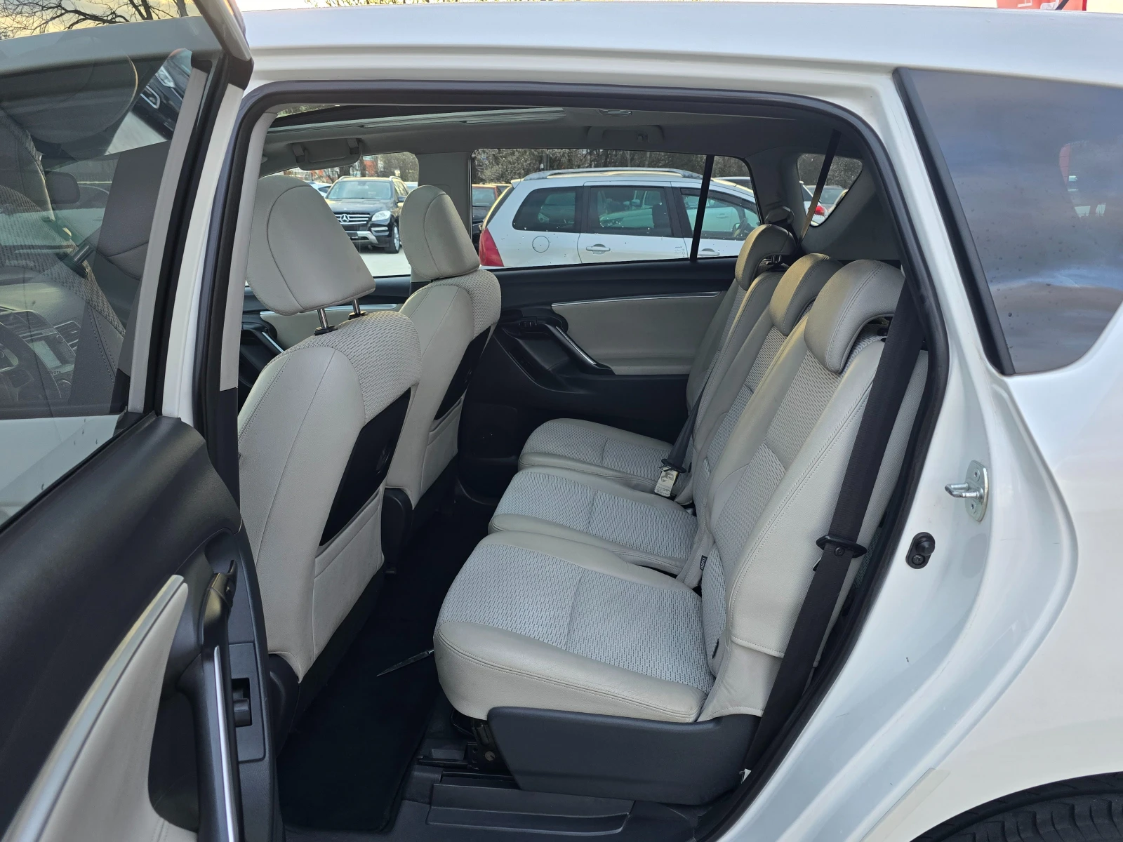 Toyota Verso 1.6D4d, Камера, Нави, Подгрев, 7 места!, снимка 9 - Автомобили и джипове - 53970270